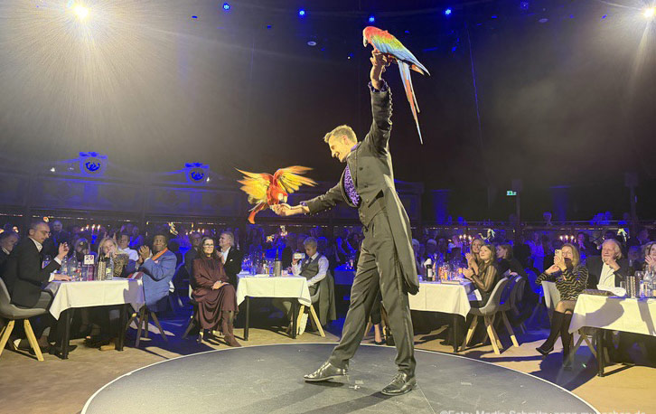 Vogel Magie mit Sergey bei der Dinnershow HULLIS (©Foto: Martin Schmitz) 